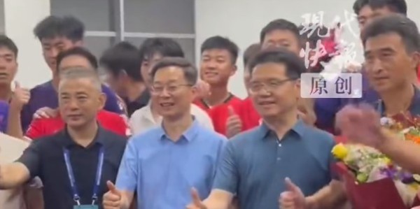 获赛季首球+首胜！赛后常州市委书记、市长送花祝贺常州队