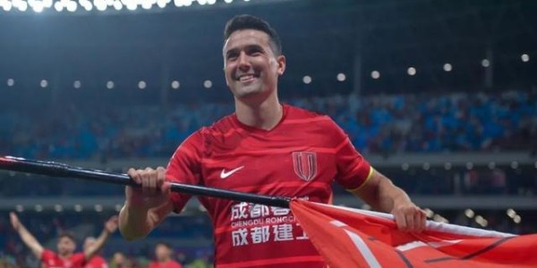 周定洋自宣离队！媒体人热议：已经在深圳，非得不做英雄太可惜|成都|蓉城|提莫|鲁蜜|成都蓉城_新浪体育_新浪新闻