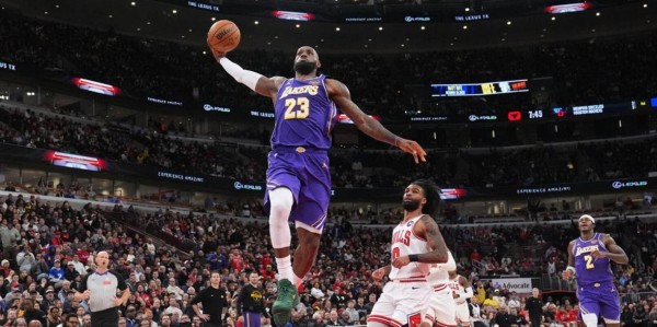 开云体育中国官方网站地址-詹姆斯24+5创NBA历史第1神迹！东契奇46+7+11+8记3分刷爆纪录