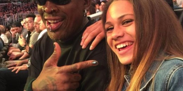 开云体育中国官方网站地址-美国足球界的朱自清 《记我和我的父亲罗德曼》