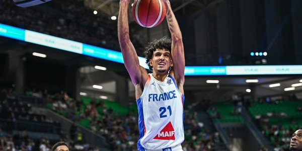 难阻失利！里萨谢12中6拿到全队最高14分加4板4助2帽 三分5中2